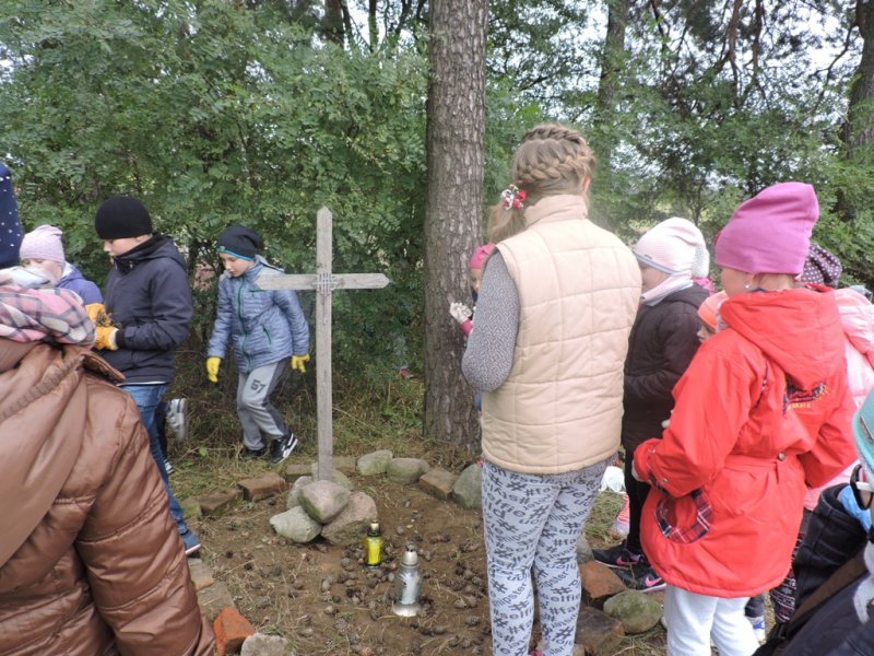 Sprzątanie grobów w Melanowie
